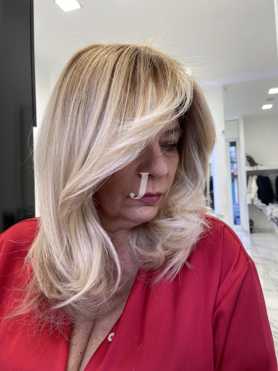 Foto di donna con capelli medi biondo platino dorato