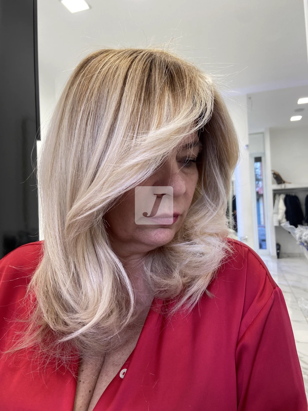 Foto di donna con capelli medi biondo platino dorato