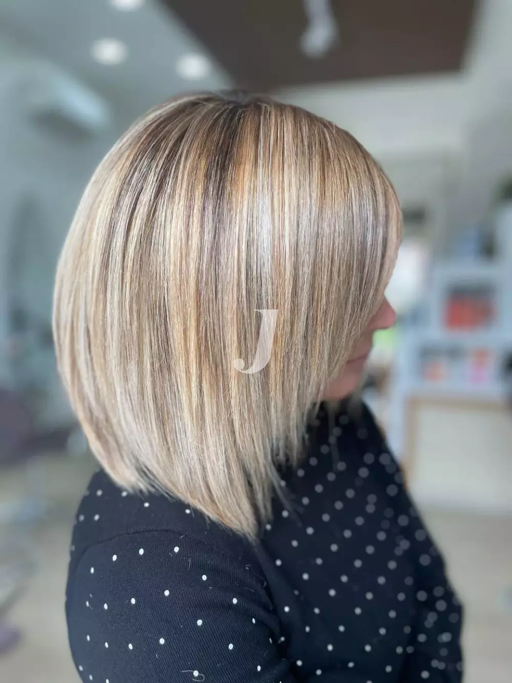 Foto di donna con capelli corti biondo platino dorato