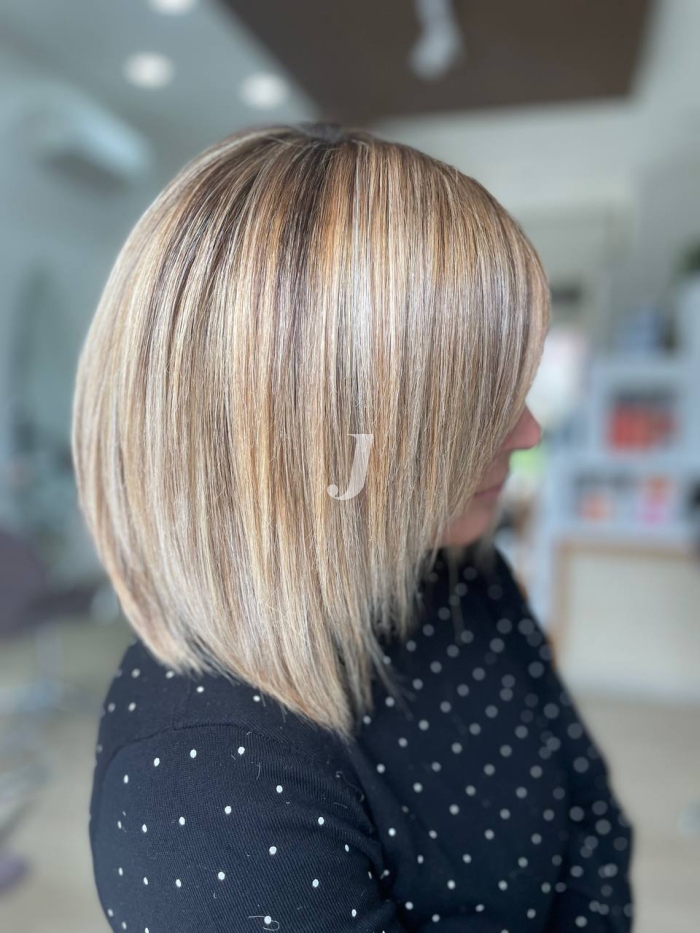 Foto di donna con capelli corti biondo platino dorato