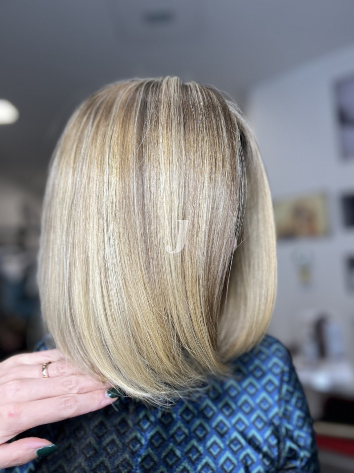 Foto di donna con capelli corti biondo platino dorato