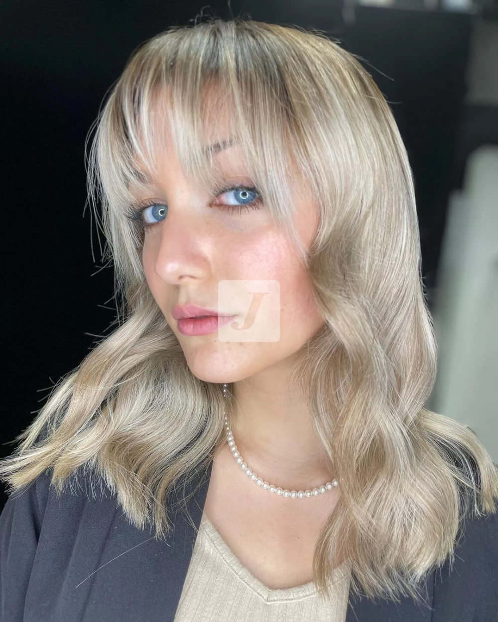 Foto di donna con capelli medi biondo platino cenere