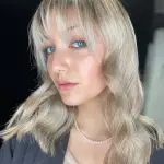 Foto di donna con capelli medi biondo platino cenere