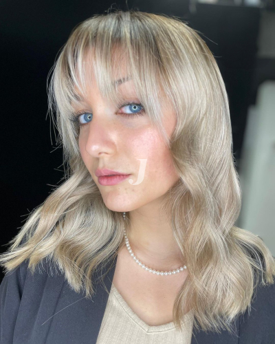 Foto di donna con capelli medi biondo platino cenere