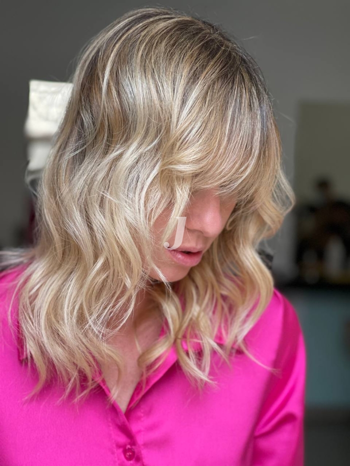 Foto di donna con capelli medi biondo platino cenere