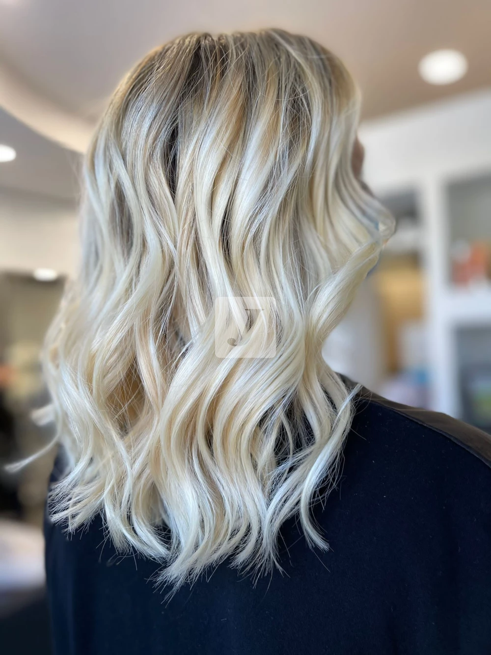 Foto di donna con capelli medi biondo platino cenere