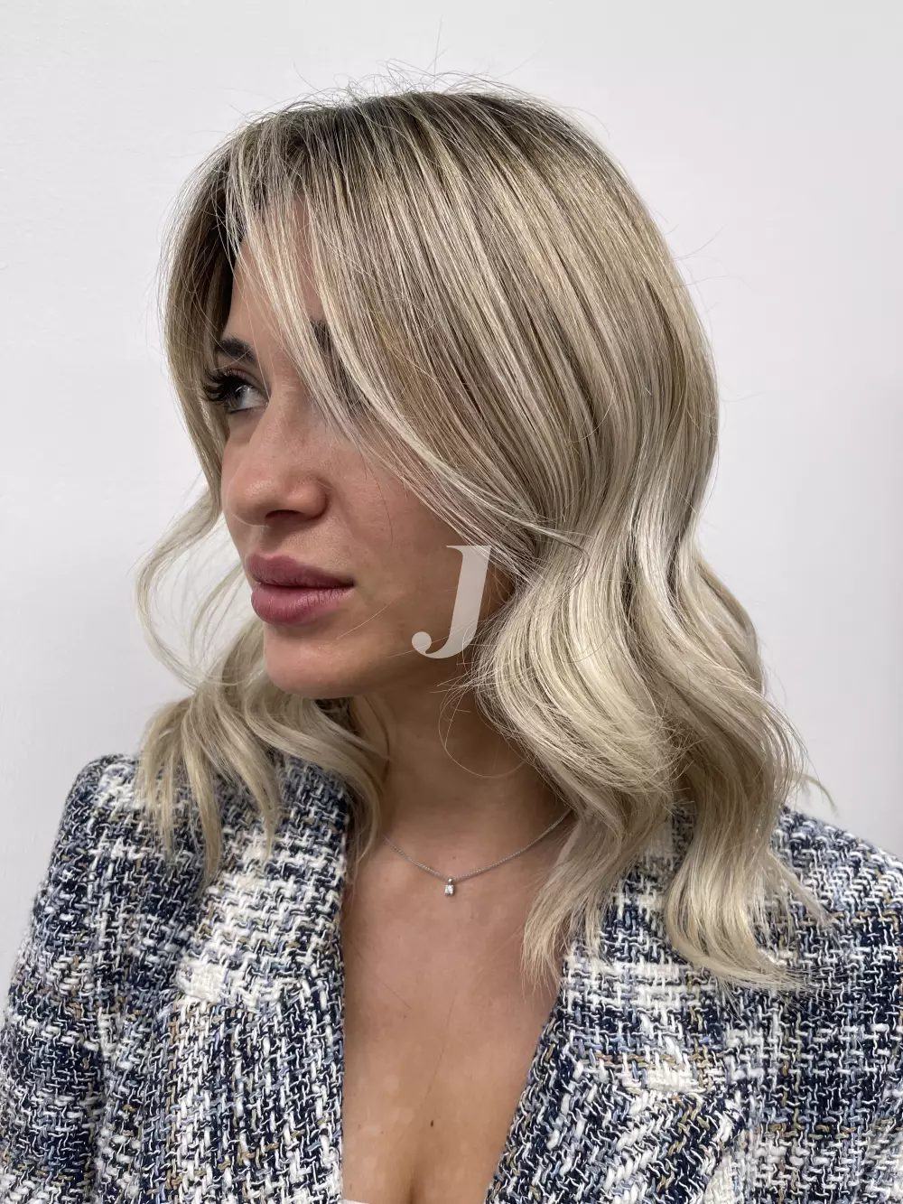 Foto di donna con capelli medi biondo platino cenere