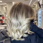Foto di donna con capelli corti biondo platino cenere