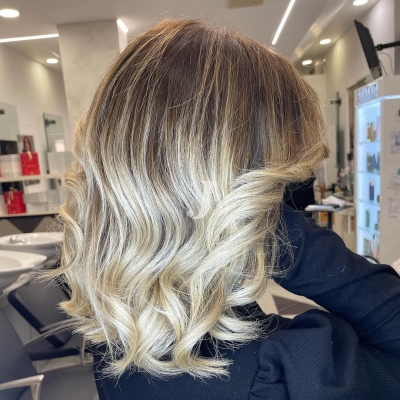 Foto di donna con capelli corti biondo platino cenere