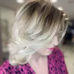 Foto di donna con capelli corti biondo platino cenere