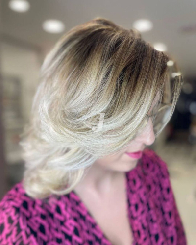 Foto di donna con capelli corti biondo platino cenere