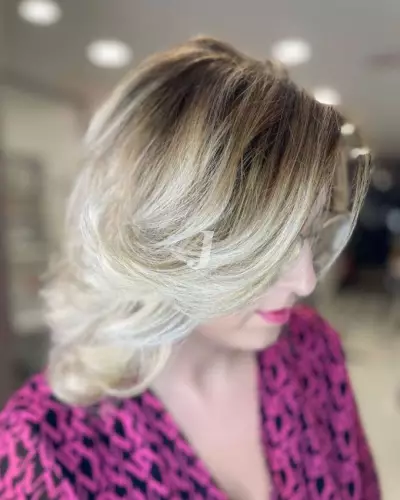 Foto di donna con capelli corti biondo platino cenere