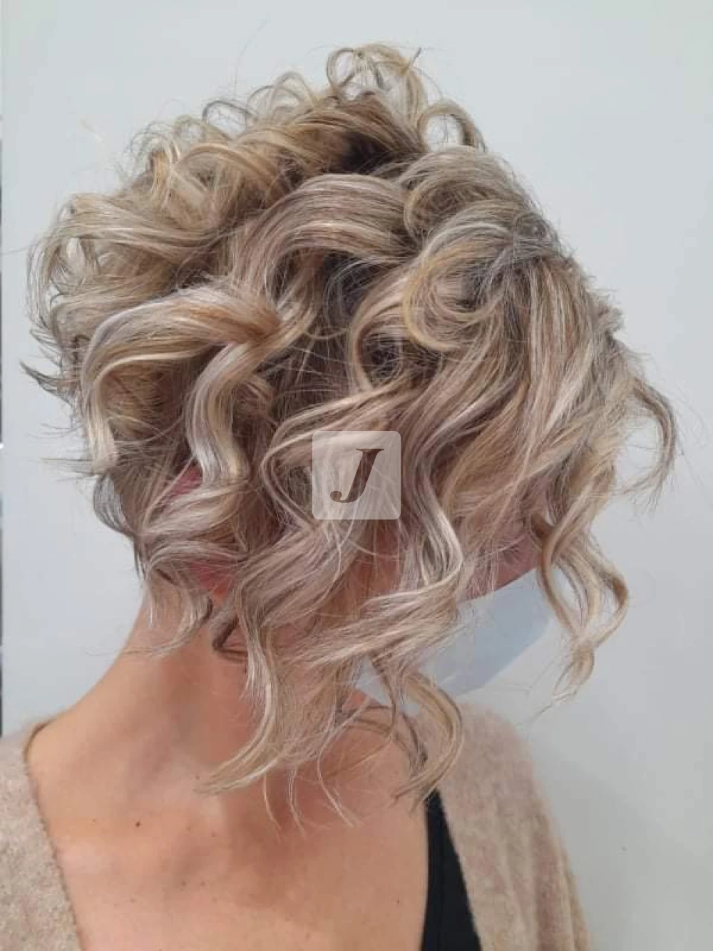 Foto di donna con capelli corti biondo platino cenere