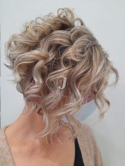 Foto di donna con capelli corti biondo platino cenere