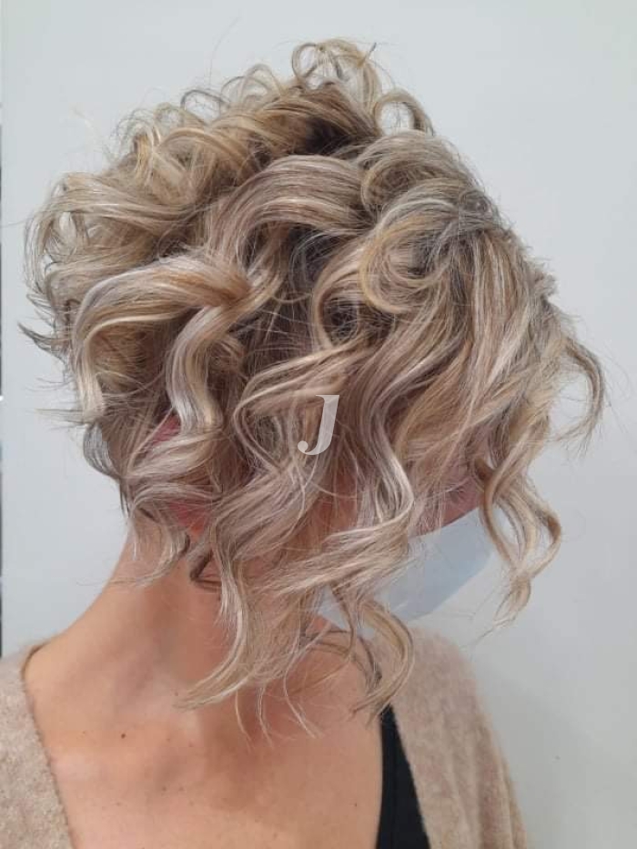 Foto di donna con capelli corti biondo platino cenere