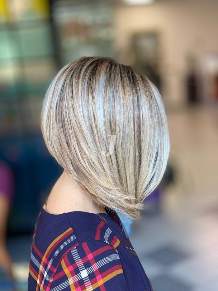 Foto di donna con capelli corti biondo platino cenere