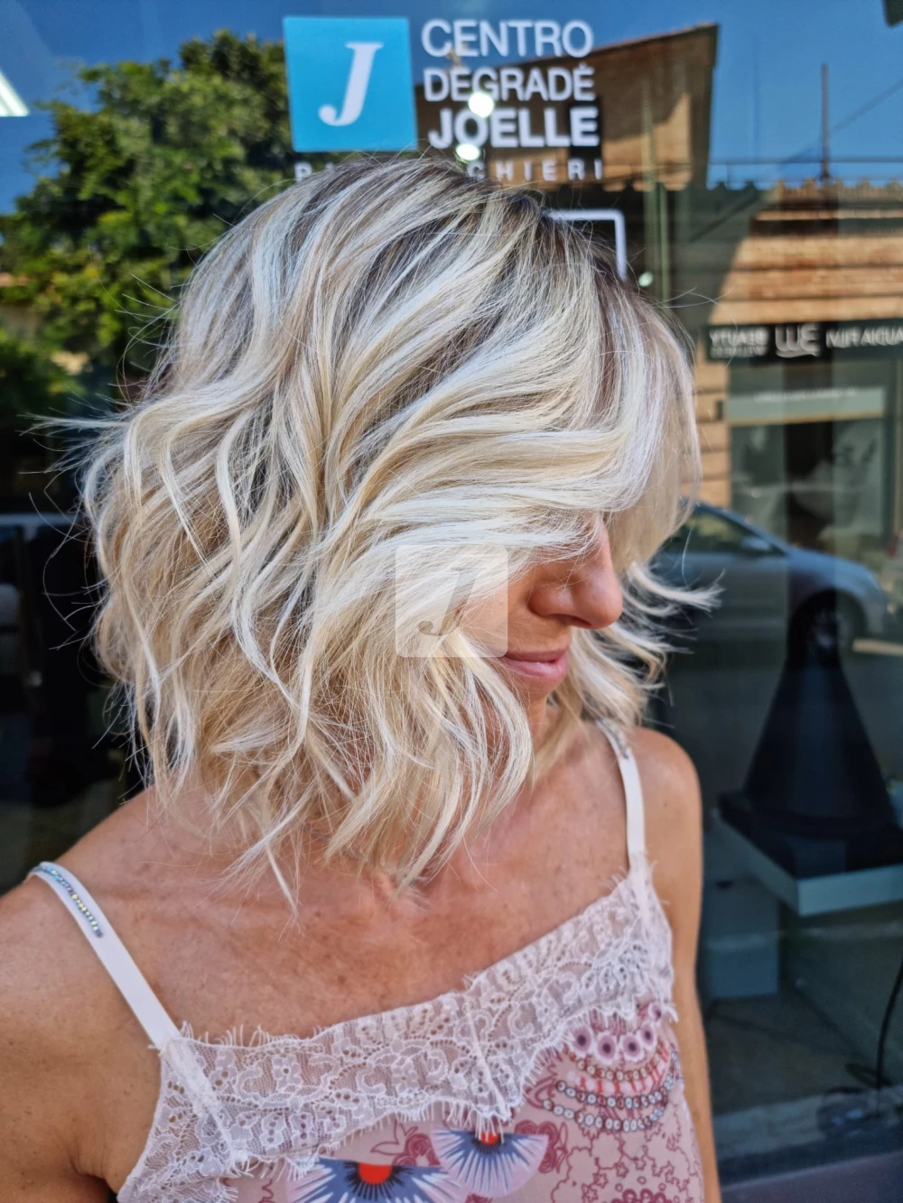 Foto di donna con capelli corti biondo platino cenere