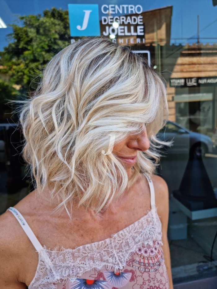 Foto di donna con capelli corti biondo platino cenere