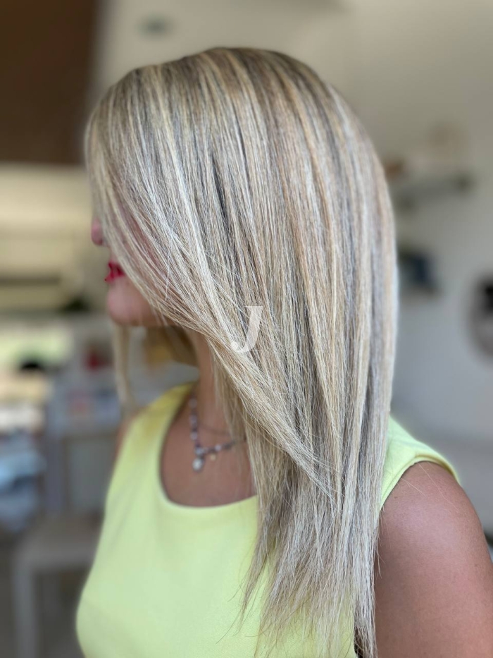 Foto di donna con capelli medi biondo platino cenere