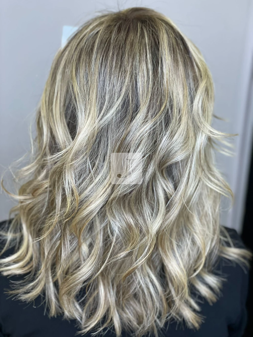 Foto di donna con capelli medi biondo platino cenere
