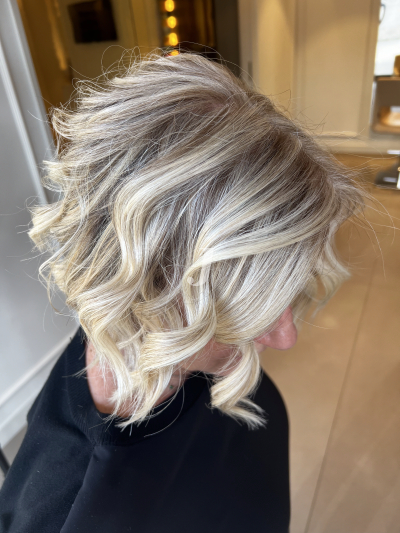 Foto di donna con capelli corti biondo platino cenere