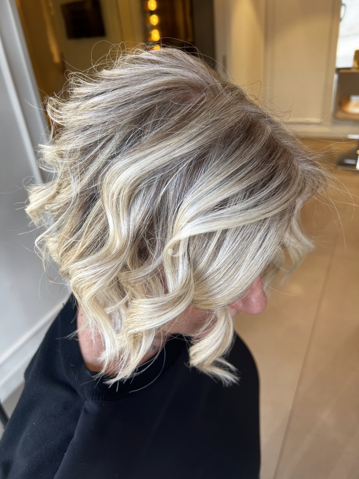 Foto di donna con capelli corti biondo platino cenere