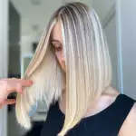 Foto di donna con capelli corti biondo platino cenere