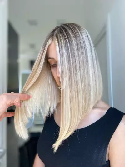 Foto di donna con capelli corti biondo platino cenere