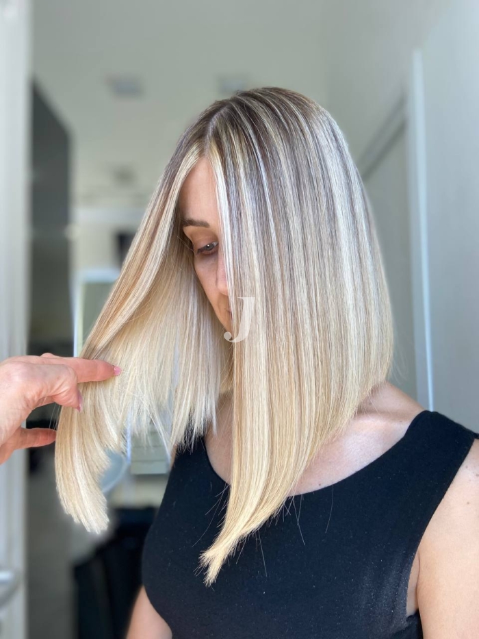 Foto di donna con capelli corti biondo platino cenere