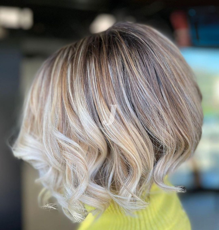 Foto di donna con capelli corti biondo platino perla