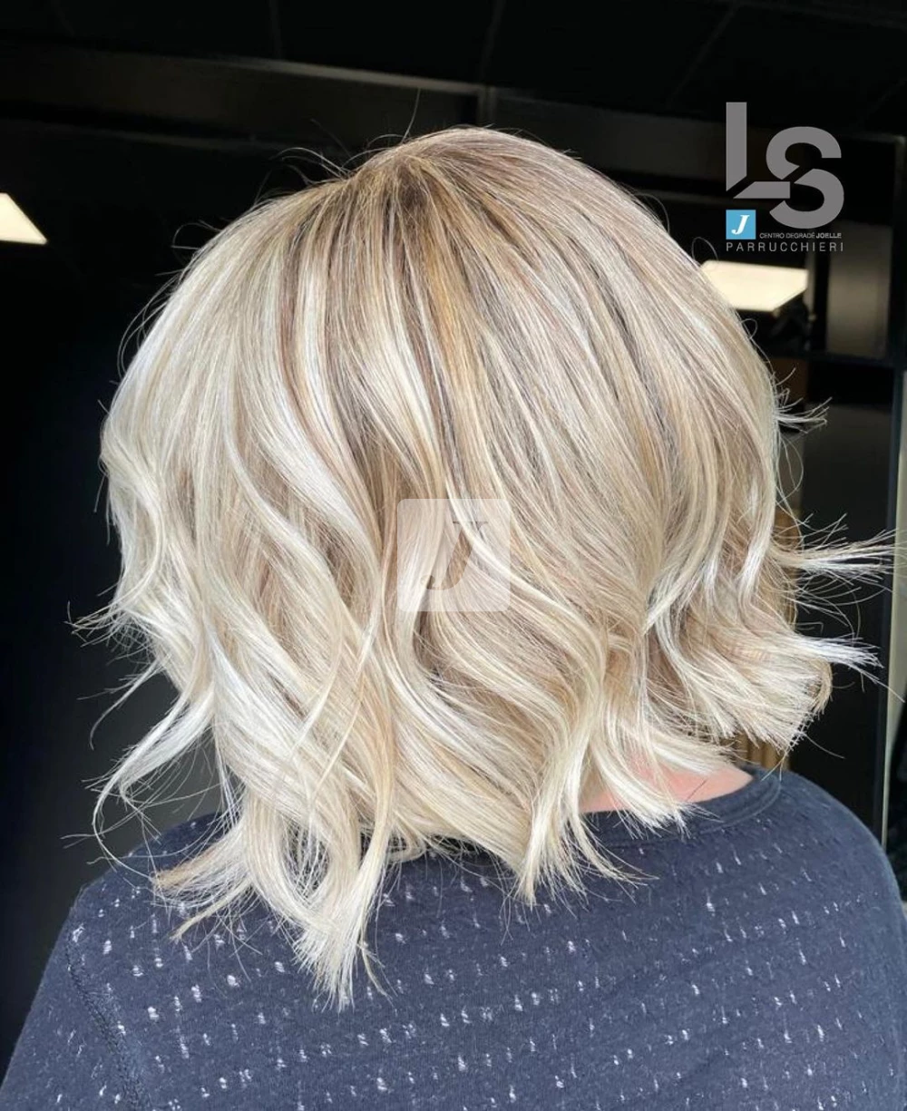 Foto di donna con capelli corti biondo platino perla