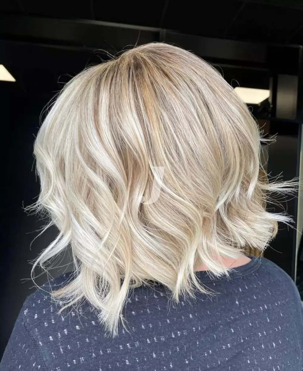 Foto di donna con capelli corti biondo platino perla