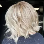 Foto di donna con capelli corti biondo platino perla