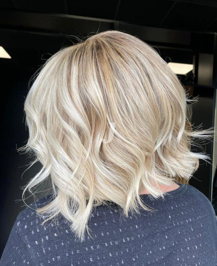 Foto di donna con capelli corti biondo platino perla