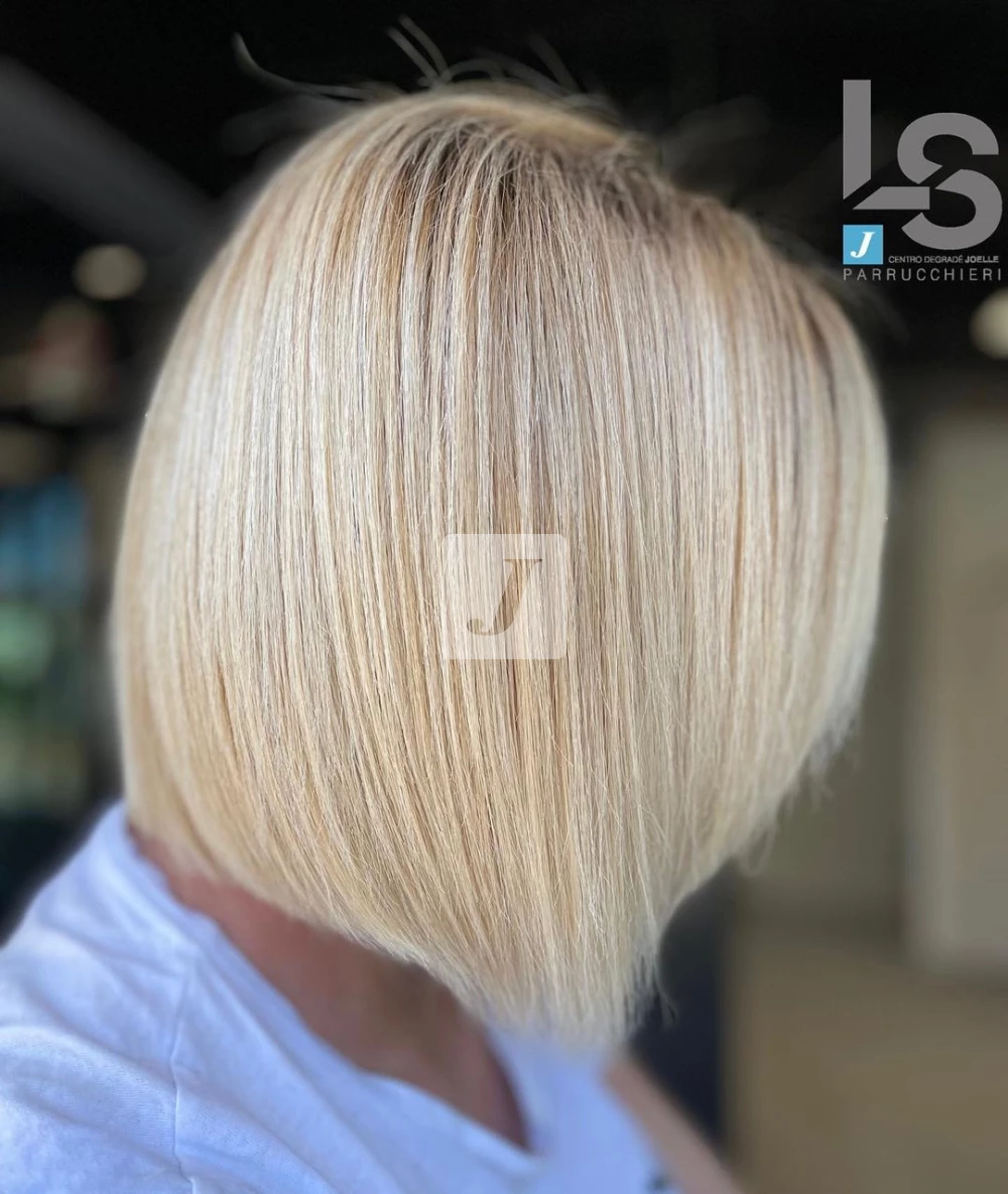 Foto di donna con capelli corti biondo platino perla