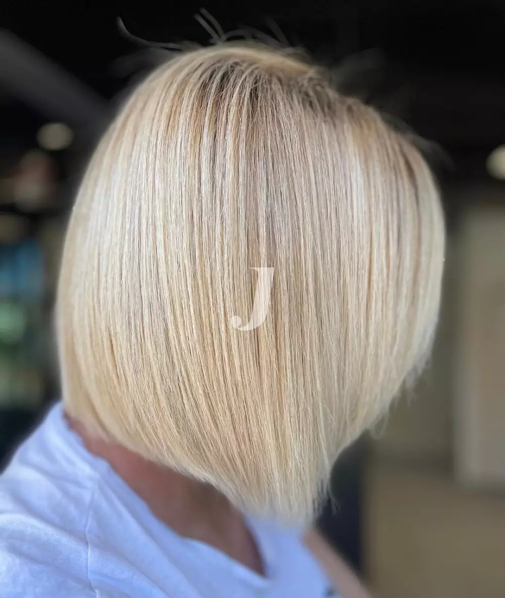 Foto di donna con capelli corti biondo platino perla