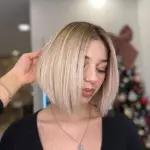 Foto di donna con capelli corti biondo platino perla