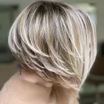 Foto di donna con capelli corti biondo platino perla