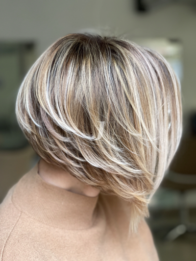 Foto di donna con capelli corti biondo platino perla