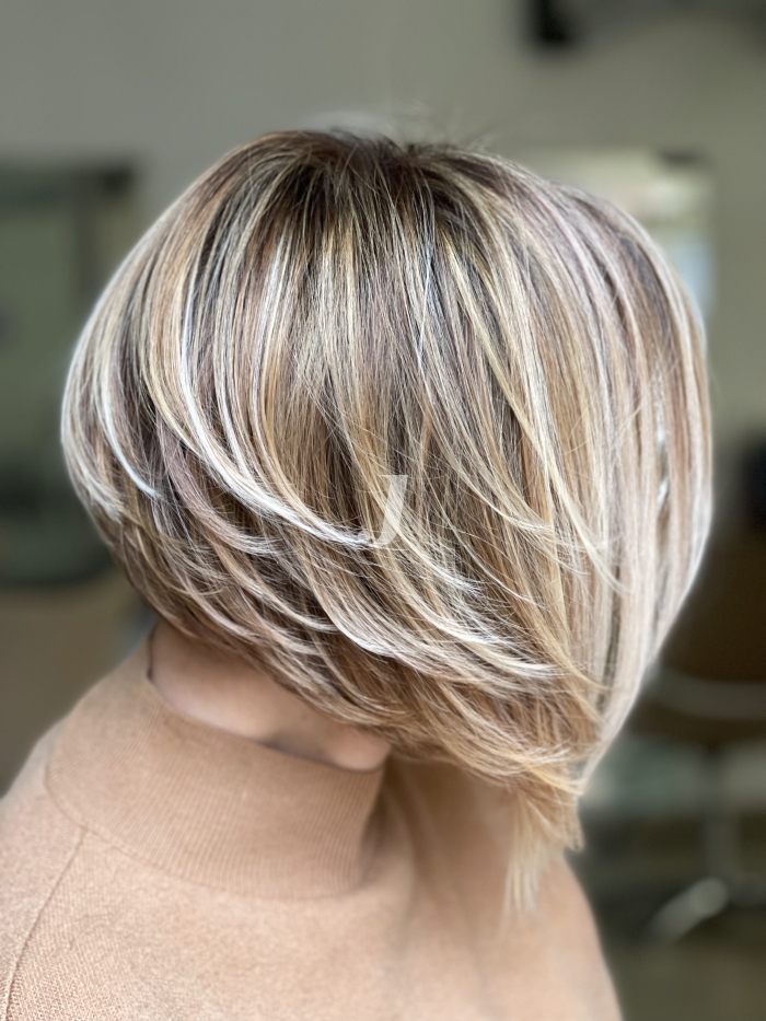 Foto di donna con capelli corti biondo platino perla