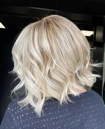 Foto di donna con capelli corti biondo platino perla
