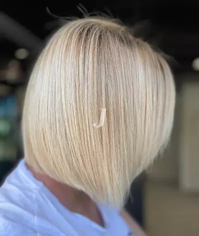 Foto di donna con capelli corti biondo platino perla