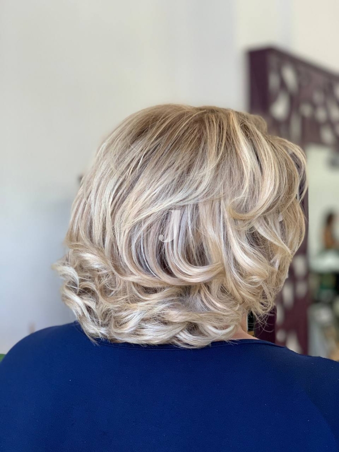 Foto di donna con capelli corti biondo platino perla