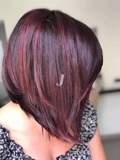 Foto di donna con capelli corti castano scuro mogano o violino