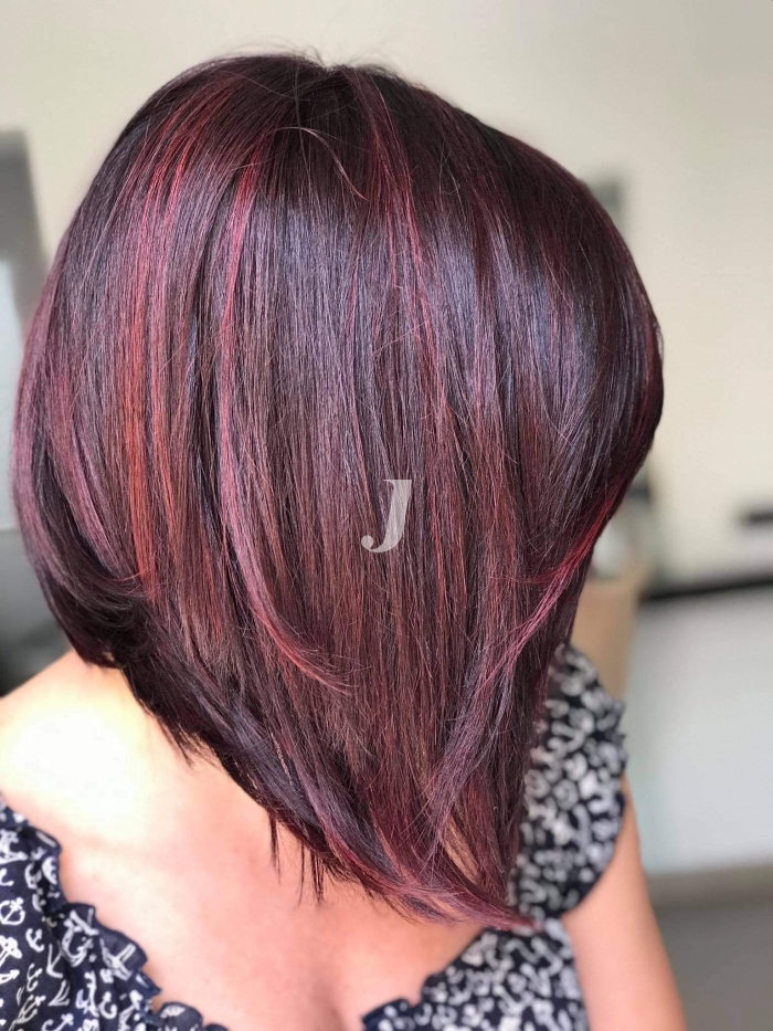 Foto di donna con capelli corti castano scuro mogano o violino