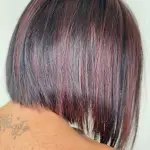 Foto di donna con capelli corti castano scuro mogano o violino