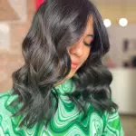 Foto di donna con capelli medi castano scuro marrone