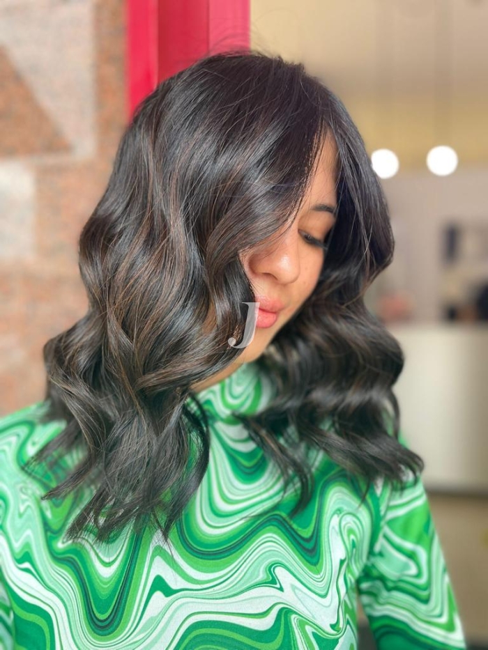 Foto di donna con capelli medi castano scuro marrone