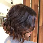 Foto di donna con capelli corti castano scuro marrone