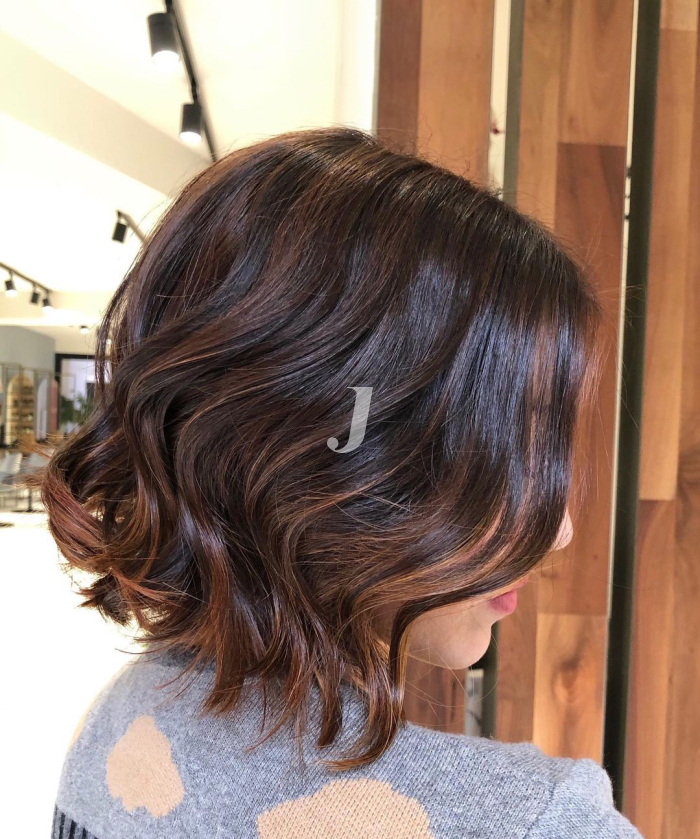 Foto di donna con capelli corti castano scuro marrone